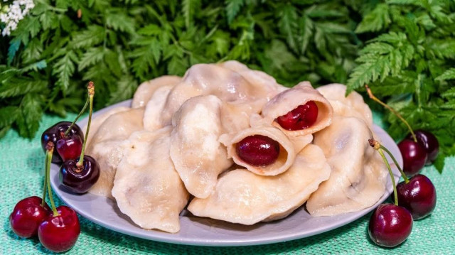 Klasyczne pierogi z wiśniami na kefirze po domowemu przepis ze zdjęciami krok po kroku i wideo