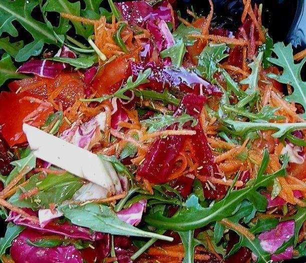 Sałatka warzywna z pieczonym burakiem przepis ze zdjęciami krok po kroku