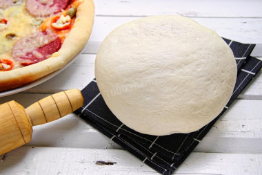 Puszyste drożdżowe ciasto na pizzę przepis ze zdjęciami krok po kroku