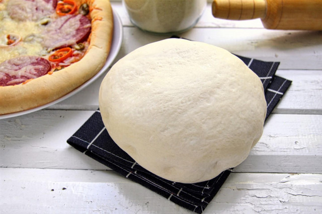 Puszyste drożdżowe ciasto na pizzę przepis ze zdjęciami krok po kroku