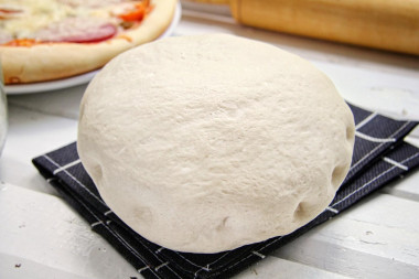 Puszyste drożdżowe ciasto na pizzę przepis ze zdjęciami krok po kroku