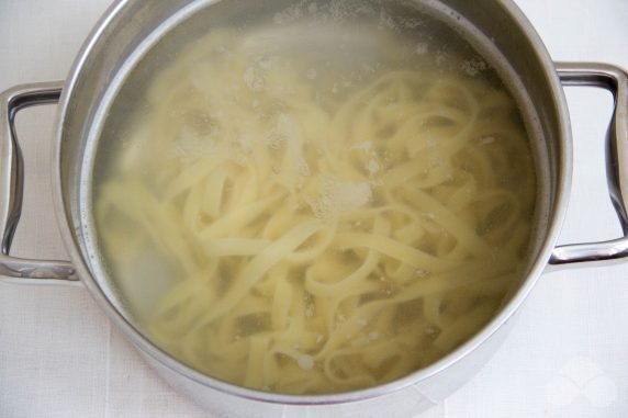 Makaron fettuccine z krewetkami: zdjęcie przygotowania przepisu, krok 1