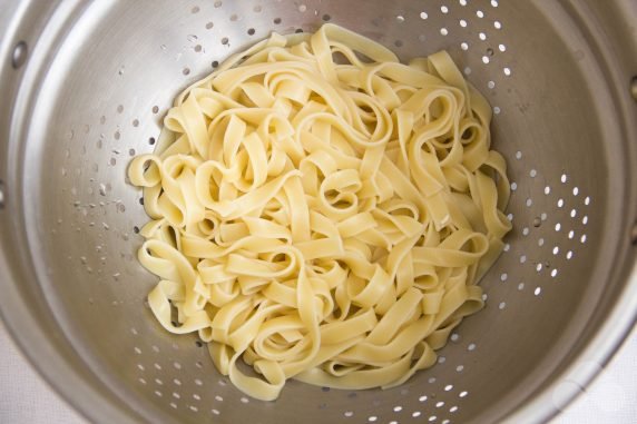 Makaron fettuccine z krewetkami: zdjęcie przygotowania przepisu, krok 2