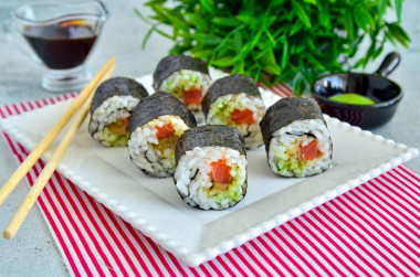 Rolki sushi z awokado przepis ze zdjęciami krok po kroku i wideo