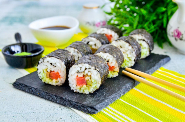 Rolki sushi z awokado przepis ze zdjęciami krok po kroku i wideo