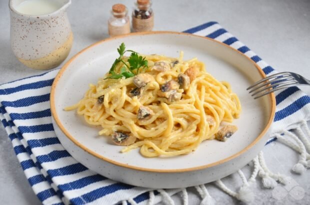 Spaghetti w sosie z pieczarkami i serem-prosty i pyszny przepis ze zdjęciem (krok po kroku)