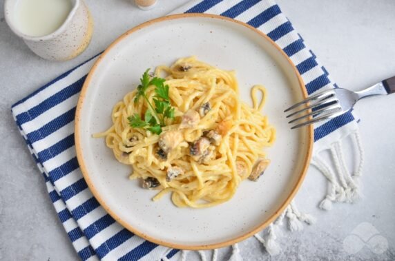 Spaghetti w sosie z pieczarkami i serem: zdjęcie przygotowania przepisu, krok 5