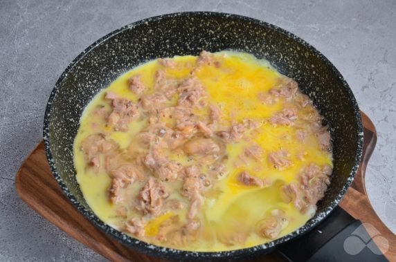 Omlet z tuńczykiem i ziołami: zdjęcie przygotowania przepisu, krok 3