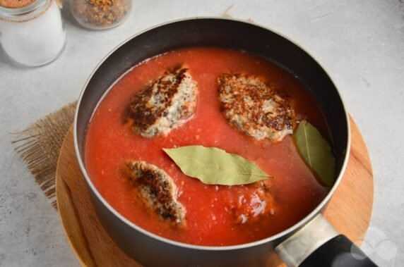 Kotlety wieprzowe z grzybami w pomidorze: zdjęcie przygotowania przepisu, krok 5