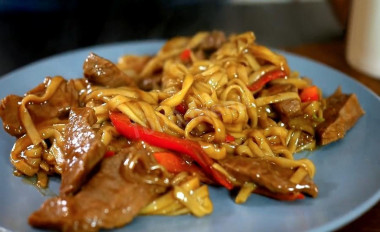 Makaron udon z wołowiną w sosie teriyaki przepis ze zdjęciami krok po kroku i wideo