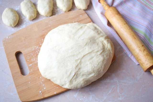 Ciasto na pierożki z suchymi drożdżami na mleku przepis ze zdjęciami krok po kroku i wideo