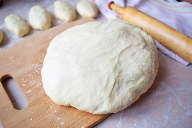 Ciasto na pierożki z suchymi drożdżami na mleku przepis ze zdjęciami krok po kroku i wideo