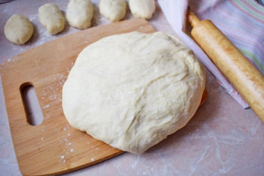 Ciasto na pierożki z suchymi drożdżami na mleku przepis ze zdjęciami krok po kroku i wideo