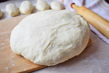 Ciasto na pierożki z suchymi drożdżami na mleku przepis ze zdjęciami krok po kroku i wideo