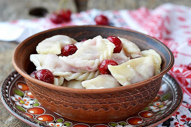 Ciasto parzone na pierogi z wiśniami przepis ze zdjęciami krok po kroku i wideo