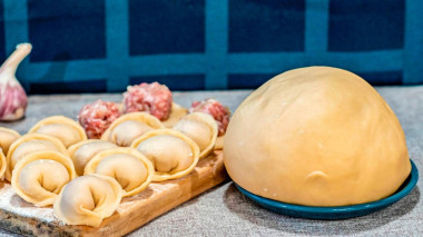 Ciasto parzone na pielmieni z jajkiem przepis ze zdjęciami krok po kroku i wideo