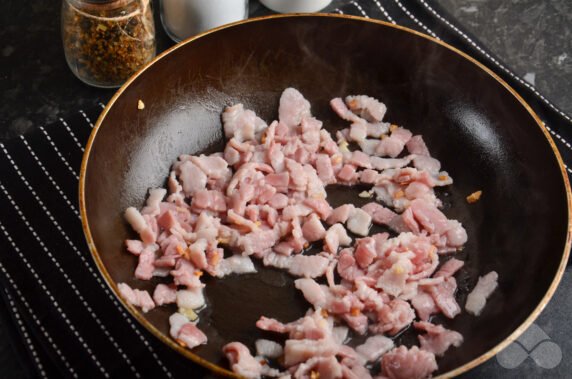 Makaron carbonara z boczkiem i śmietaną: zdjęcie przygotowania przepisu, krok 2