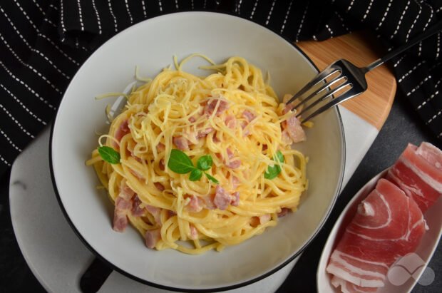 Makaron carbonara z boczkiem i śmietaną-prosty i pyszny przepis ze zdjęciem (krok po kroku)