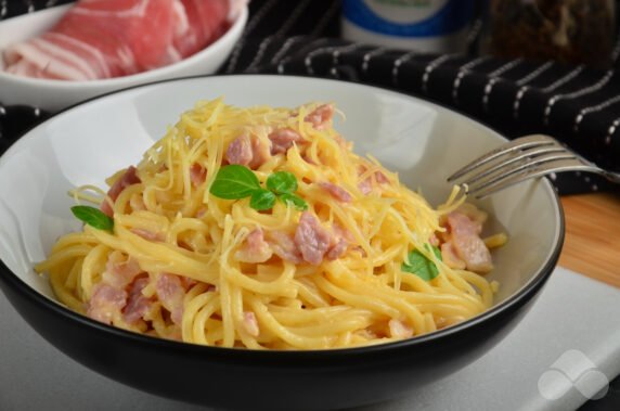 Makaron carbonara z boczkiem i śmietaną: zdjęcie przygotowania przepisu, krok 7