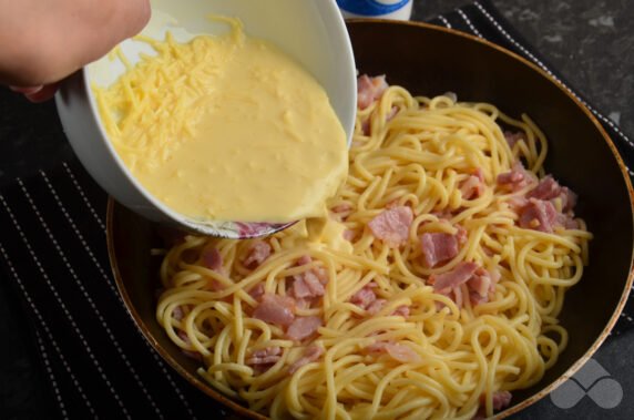 Makaron carbonara z boczkiem i śmietaną: zdjęcie przygotowania przepisu, krok 6