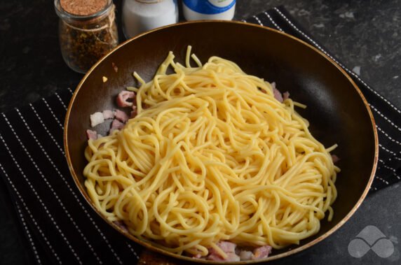 Makaron carbonara z boczkiem i śmietaną: zdjęcie przygotowania przepisu, krok 5