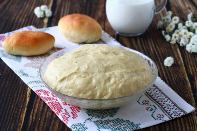 Miękkie ciasto drożdżowe na pieczone pierożki przepis ze zdjęciami krok po kroku