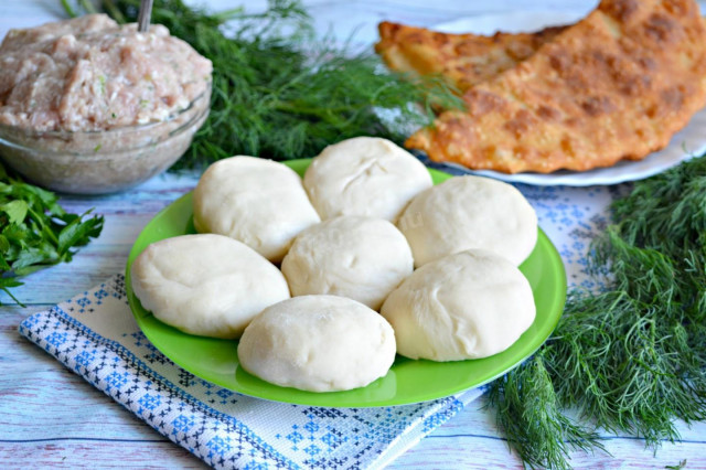 Ciasto na czebureki jak w barze z czeburekami przepis ze zdjęciami krok po kroku