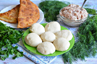 Ciasto na czebureki jak w barze z czeburekami przepis ze zdjęciami krok po kroku