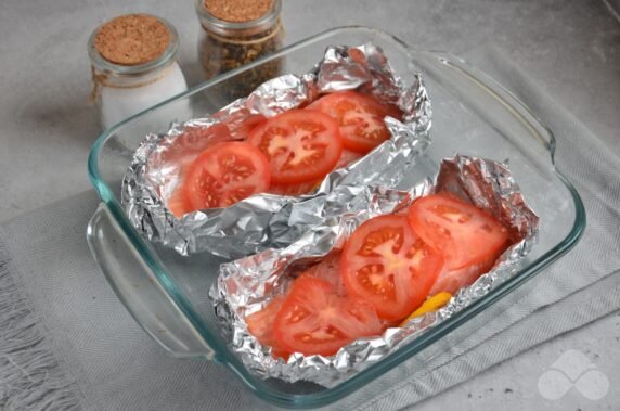 Łosoś z pomidorami i serem w piekarniku: zdjęcie przygotowania przepisu, krok 3