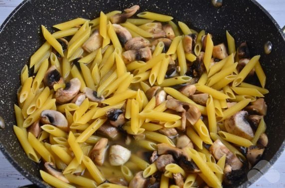 Pasta z grzybami i śmietaną: zdjęcie przygotowania przepisu, krok 4