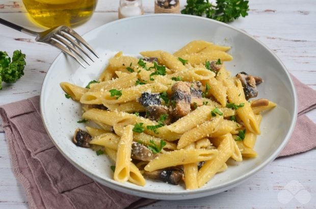 Pasta z grzybami i śmietaną-prosty i pyszny przepis ze zdjęciem (krok po kroku)