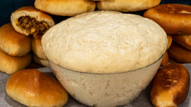 Ciasto drożdżowe na wodzie z proszkiem do pieczenia na pierożki przepis ze zdjęciami krok po kroku i wideo