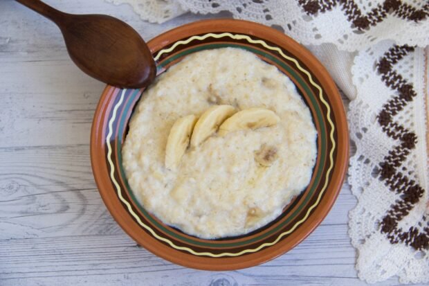 Płatki owsiane z bananem-prosty i pyszny przepis ze zdjęciem (krok po kroku)