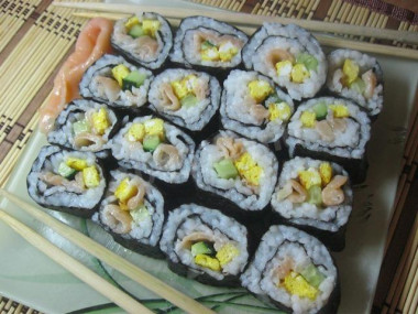 Rolki sushi z ogórkiem i rybą przepis ze zdjęciami krok po kroku