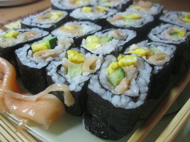 Rolki sushi z ogórkiem i rybą przepis ze zdjęciami krok po kroku