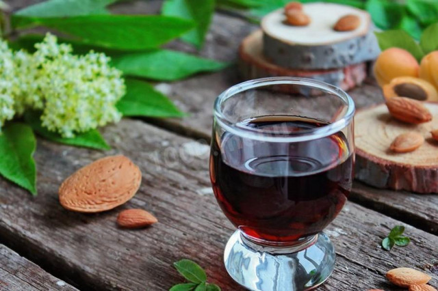 Likier amaretto z migdałami i pestkami moreli przepis ze zdjęciami krok po kroku