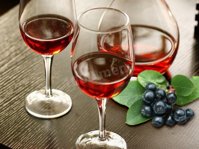 Wino z jabłek i aronii przepis ze zdjęciami krok po kroku