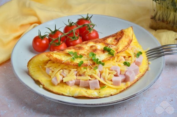 Omlet z szynką i serem