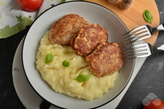 Kotlety z indyka z puree ziemniaczanym: zdjęcie przygotowania przepisu, krok 6