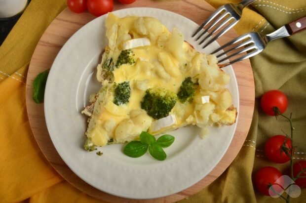 Omlet z kalafiorem, brokułami i serem brie