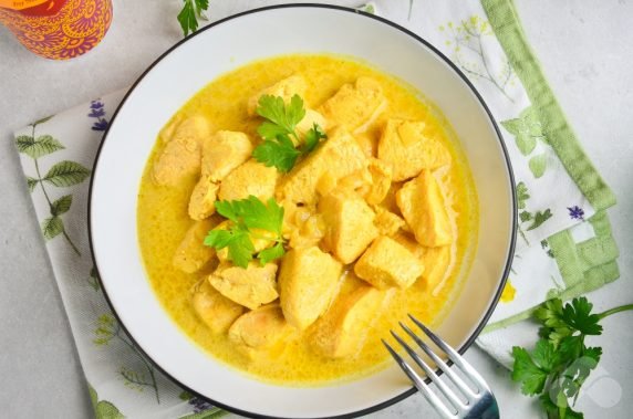 Gulasz z kurczaka ze śmietaną i curry: zdjęcie przygotowania przepisu, krok 6