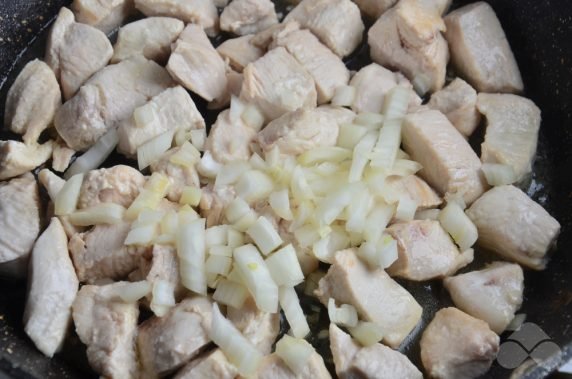 Gulasz z kurczaka ze śmietaną i curry: zdjęcie przygotowania przepisu, krok 4