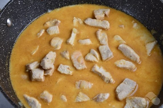 Gulasz z kurczaka ze śmietaną i curry: zdjęcie przygotowania przepisu, krok 5