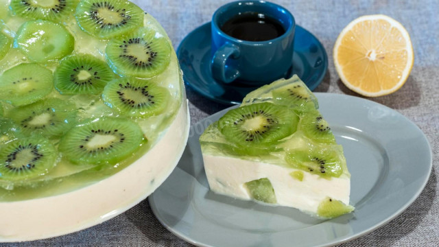 Tort galaretkowy z kiwi bez pieczenia z twarogiem i śmietaną przepis ze zdjęciami krok po kroku i wideo