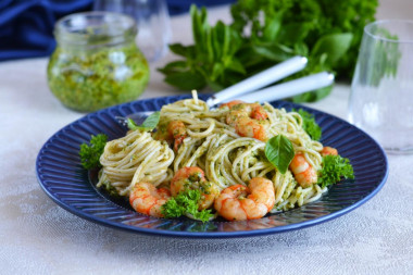 Makaron z sosem pesto i krewetkami przepis ze zdjęciami krok po kroku i wideo