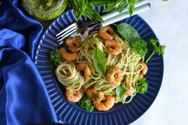 Makaron z sosem pesto i krewetkami przepis ze zdjęciami krok po kroku i wideo