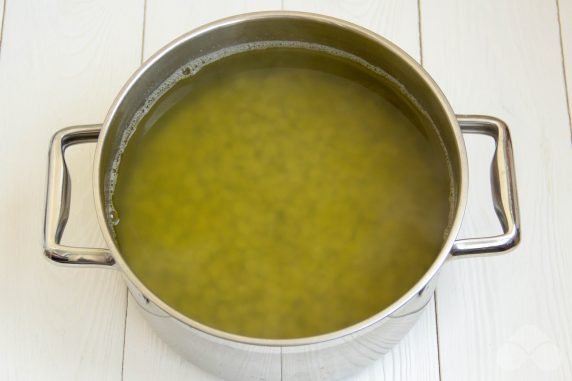 Zupa grochowa z młodym groszkiem i ziołami: zdjęcie przygotowania przepisu, krok 1