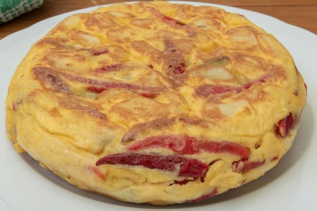 Omlet z ziemniakami, kiełbasami myśliwskimi i pieprzem pepperoni