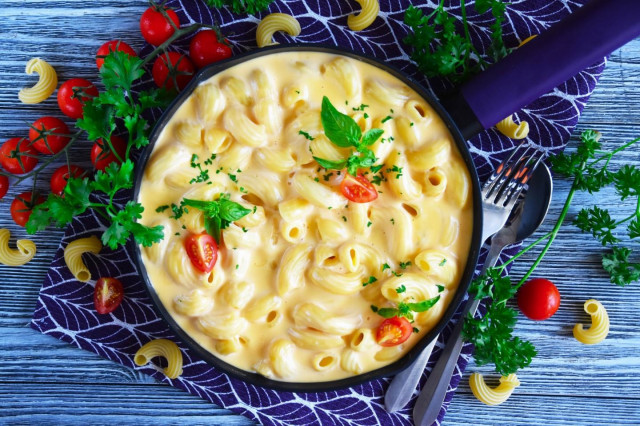 Makaron ze śmietaną i serem na patelni przepis ze zdjęciami krok po kroku i wideo