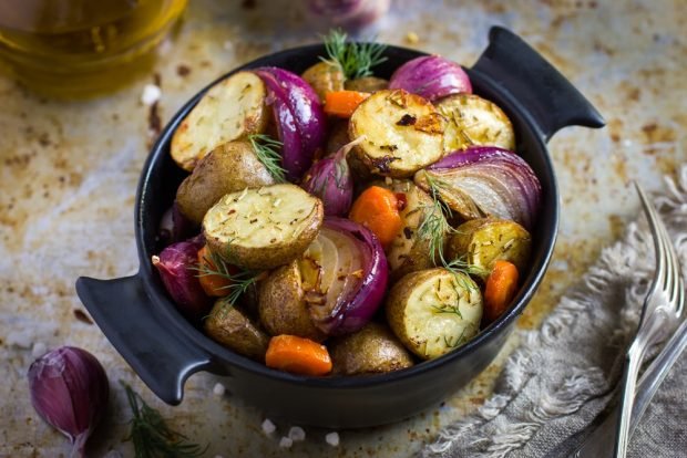 Pieczone ziemniaki z cebulą w doniczkach